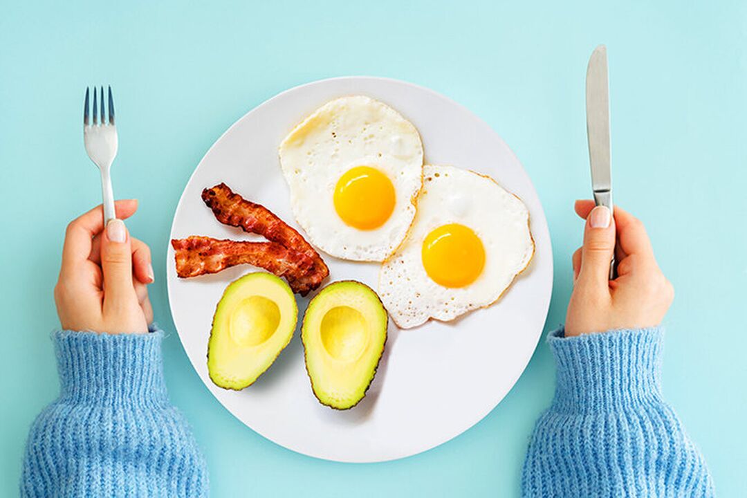Le petit-déjeuner parfait sur le menu du régime cétogène œufs au bacon et avocat