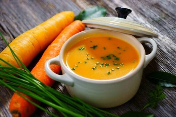 Purée de pommes de terre et soupe de carottes au menu d'un régime doux pour la gastrite. 