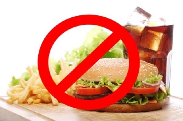 Si vous souffrez de gastrite, la restauration rapide et les boissons gazeuses sont interdites. 